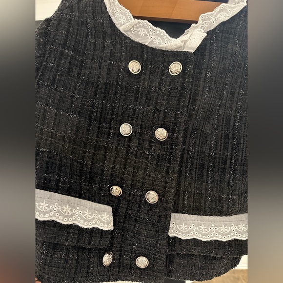 Cropped shiny black blazer with gold buttons - Picture 2 of 3